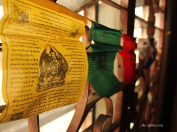 Kertas-kertas doa yang digantungkan di jendela rumah